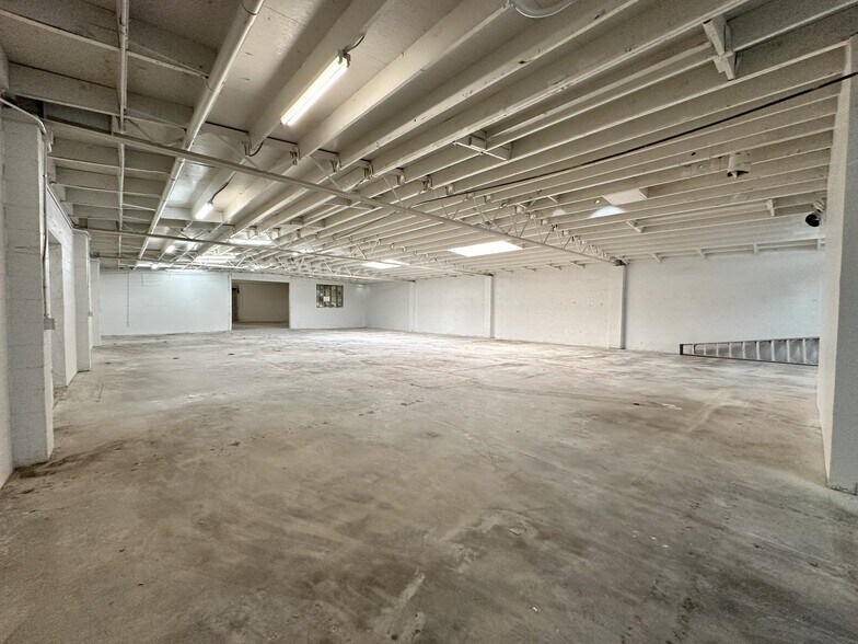 More Photos Of 14737 Arminta St, Panorama City Manufacturing For Lease