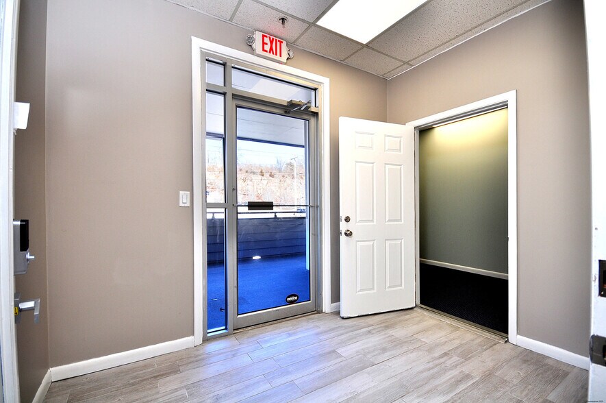 More Photos Of 75 Berlin Rd, Cromwell Medical For Lease