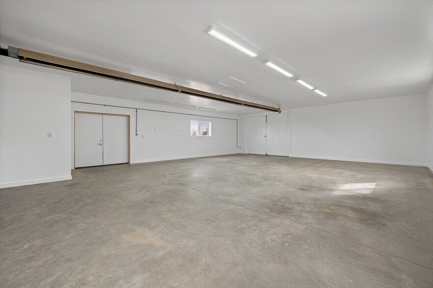 More Photos Of 5517 W Elm St, Black Hawk Showroom For Lease