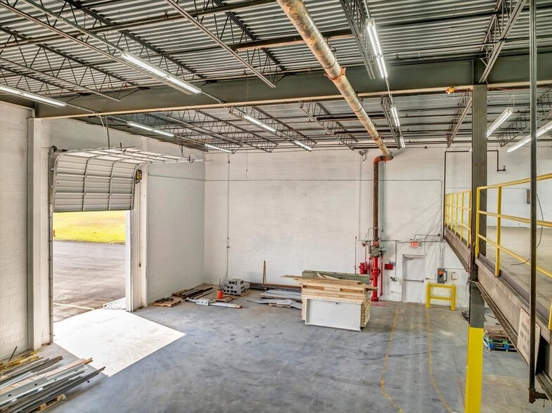 More Photos Of 206 Mathews St, Barnesville Distribution For Sale