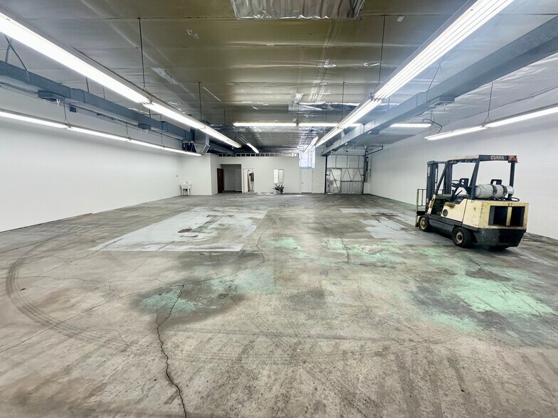 More Photos Of 20611 Plummer St, Chatsworth Warehouse For Lease