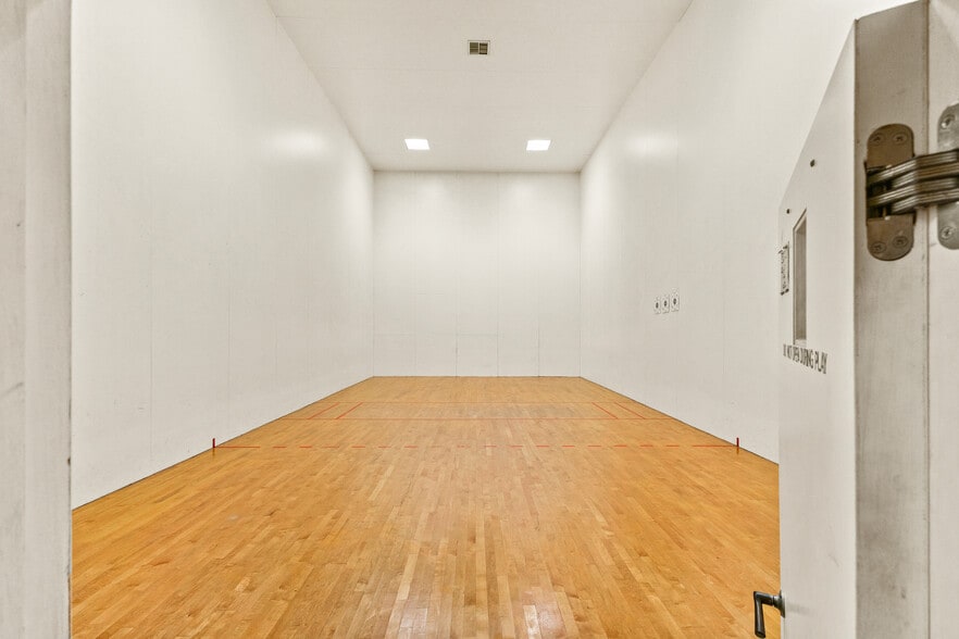 More Photos Of 309 E Springbrook Dr, Johnson City Flex For Lease