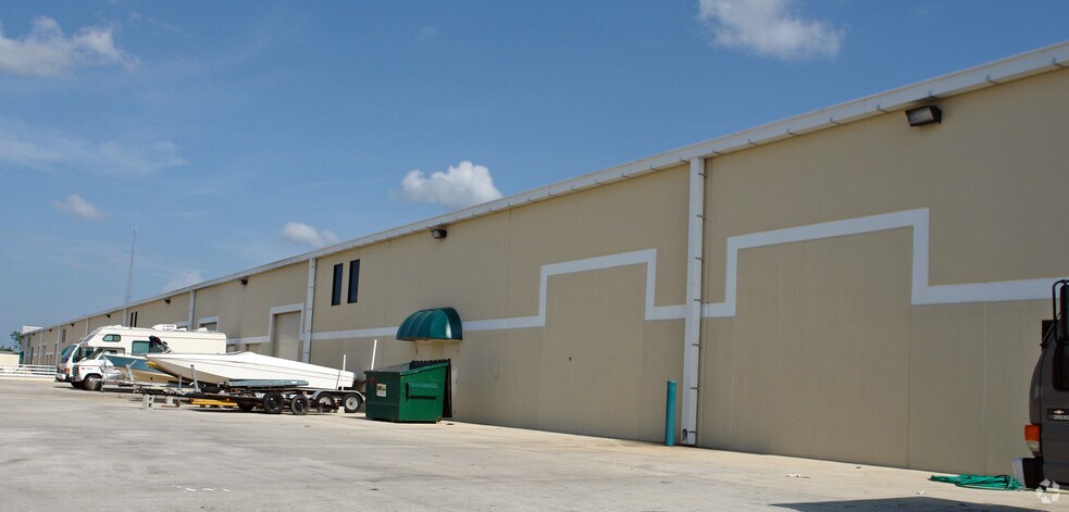 More Photos Of 4207-4285 SW Martin Hwy, Palm City Warehouse For Lease