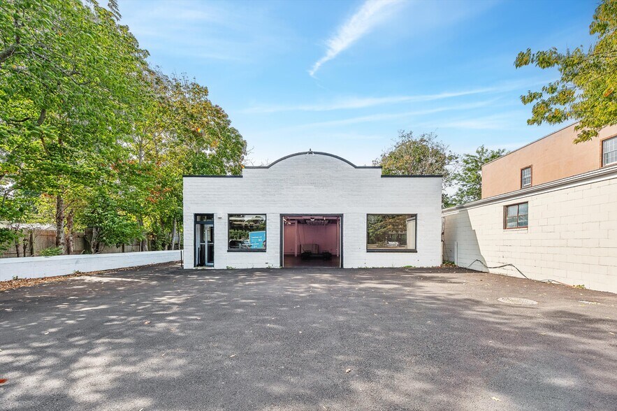 More Photos Of 9 Railroad Ave, East Hampton General Retail For Lease