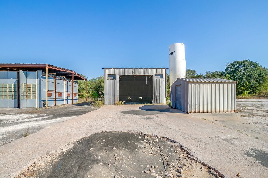More Photos Of 3550 N Main St, Cleburne Industrial For Sale