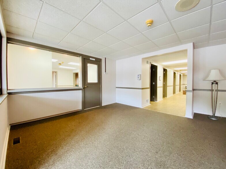 More Photos Of 915 N Hanover St, Elizabethtown Medical For Sale