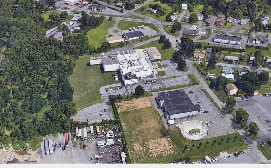 More Photos Of 4591 Colebrook Ave, Emmaus Distribution For Lease