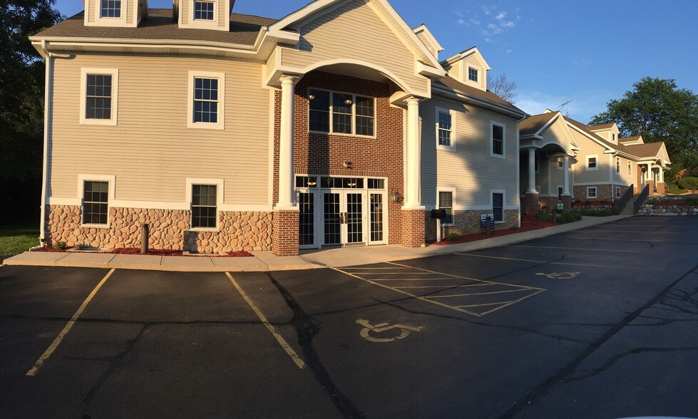 Primary Photo Of 19 Crossroads Ct, Delafield Office For Lease