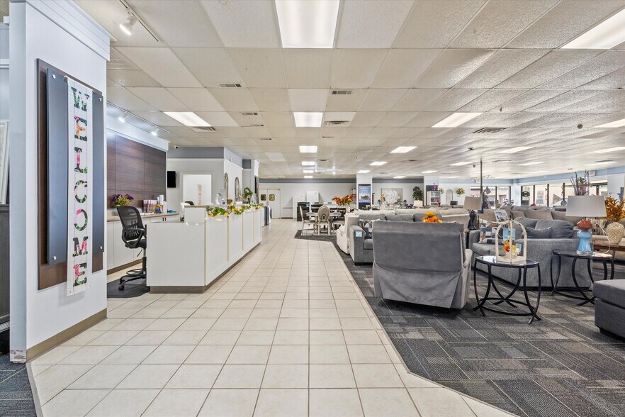 More Photos Of 304 W Jefferson St, Quincy Freestanding For Sale