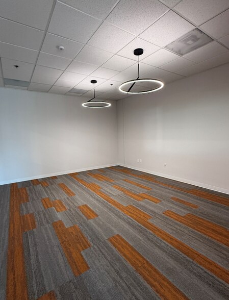 More Photos Of 480-484 Oakmead Pky, Sunnyvale Research And Development For Lease