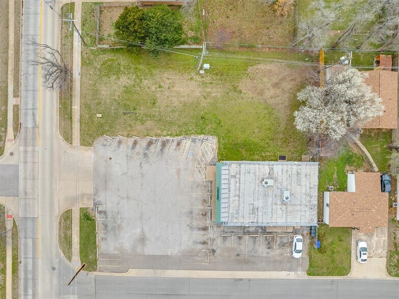 More Photos Of 430 N Berry Rd, Norman General Retail For Lease
