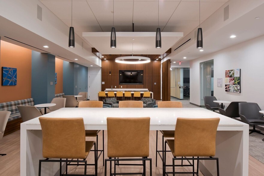 More Photos Of 3160 Fairview Park Dr, Falls Church Office For Lease