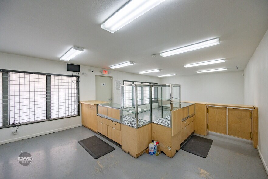 More Photos Of 5320 W Parks Hwy, Wasilla General Retail For Sale