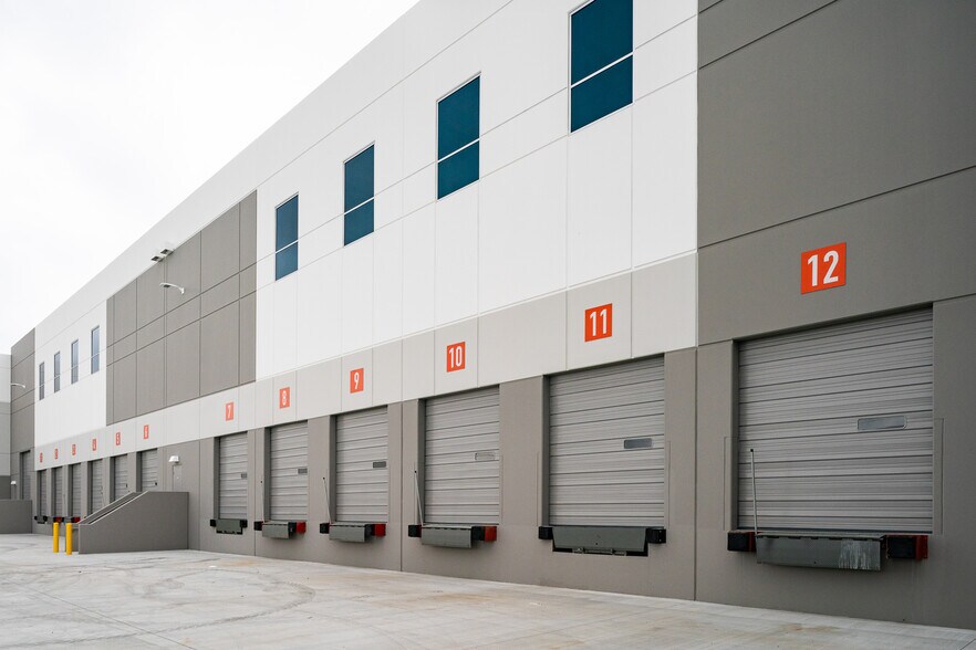 More Photos Of 3071 E Coronado St, Anaheim Warehouse For Lease