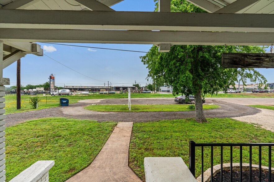 More Photos Of 2023 Main St, Liberty Hill Office For Sale