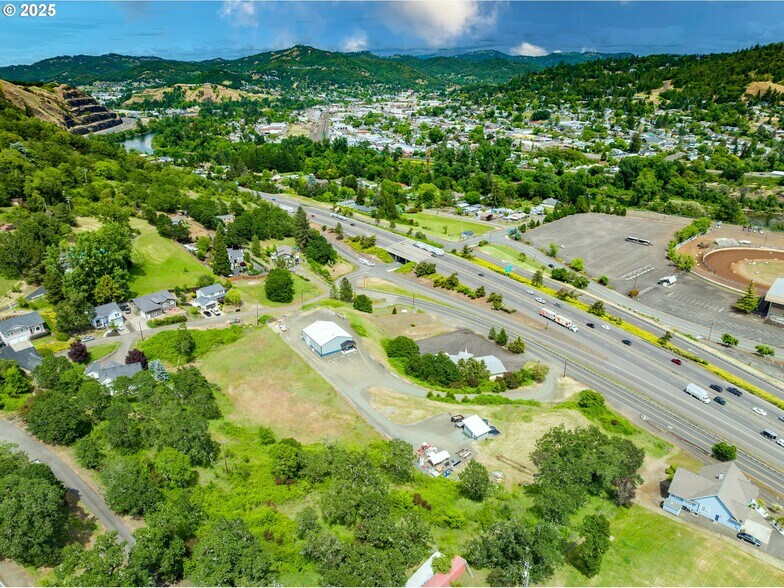 More Photos Of 161 Heritage Way, Roseburg Light Manufacturing For Sale