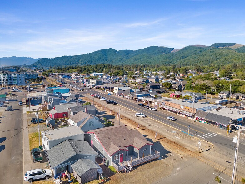 More Photos Of 165 S Miller St, Rockaway Beach Flex For Sale