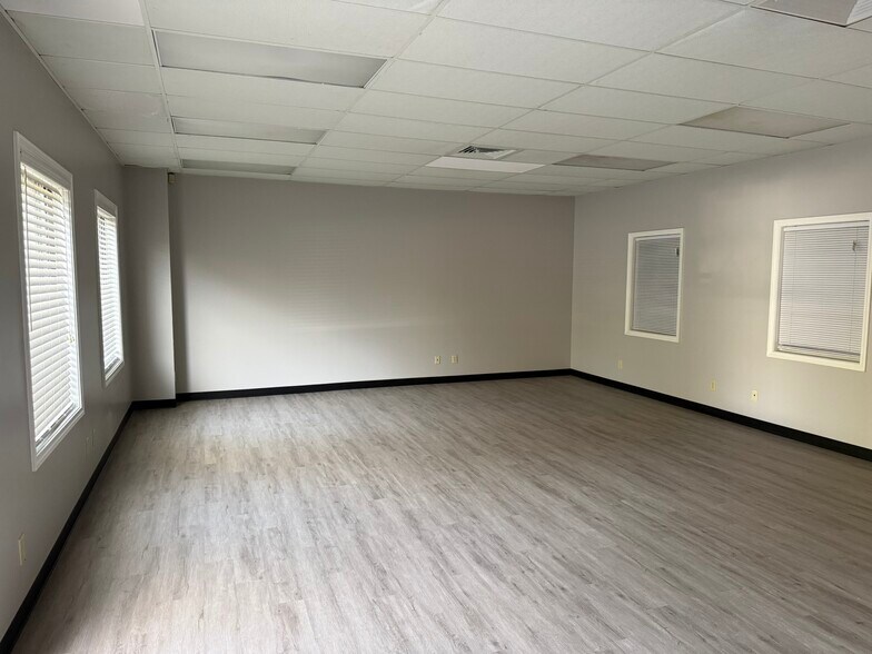 More Photos Of 8033 Airway Park Dr, Mobile Light Distribution For Lease