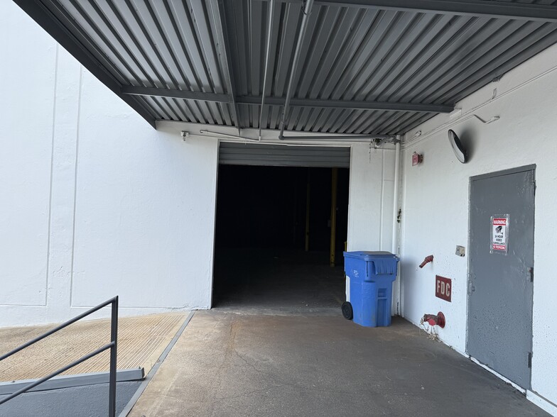 More Photos Of 5201 S West Shore Blvd, Tampa Warehouse For Lease