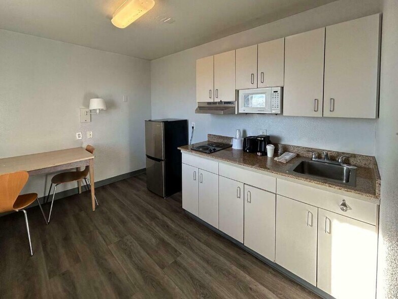 More Photos Of 909 66th St, Lubbock Hotel For Sale
