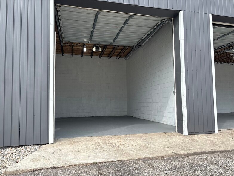 More Photos Of 01821 73rd St, South Haven Warehouse For Lease