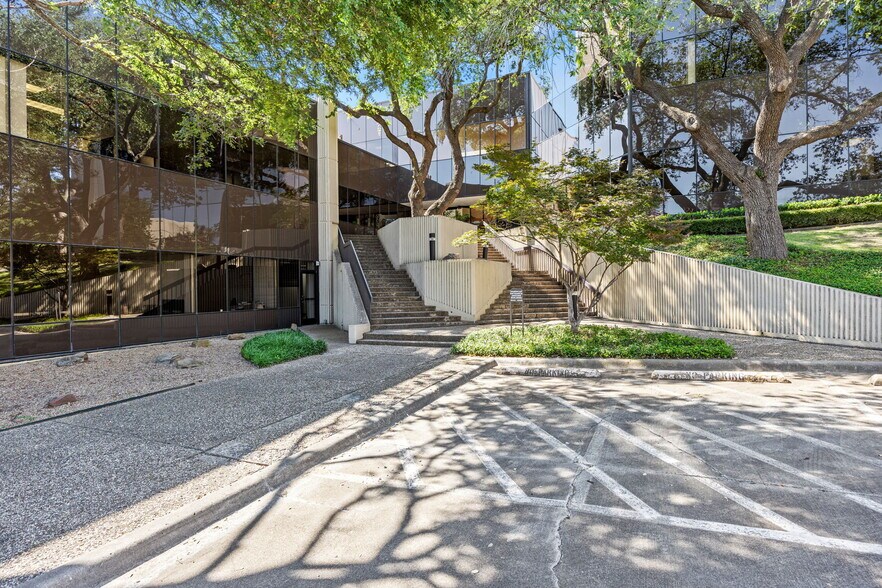 More Photos Of 4545 Fuller Dr, Irving Office Residential For Lease