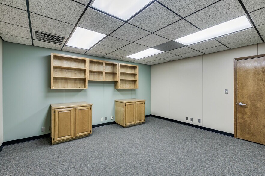 More Photos Of 602 W 12th St, Taylor Office For Lease