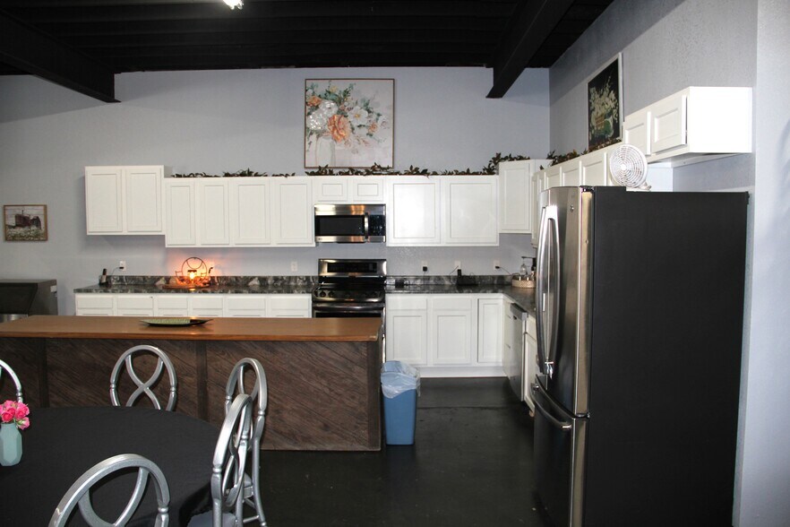 More Photos Of 446 S Main St, Winner General Retail For Sale