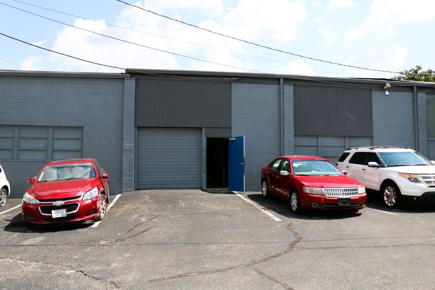 More Photos Of 214 W Main St, Gallatin Auto Dealership For Lease