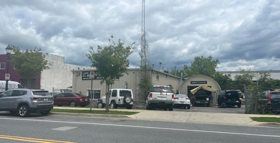 More Photos Of 11909 Maple Ave, Rockville Service For Sale