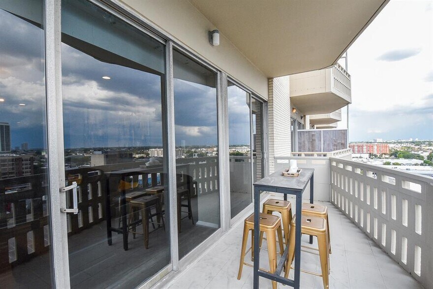 More Photos Of 2016 Main St, Houston Apartments For Sale