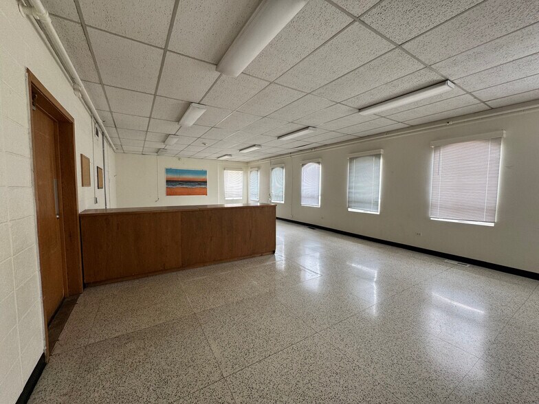 More Photos Of 742 W Greenwood Ave, Waukegan Office For Sale