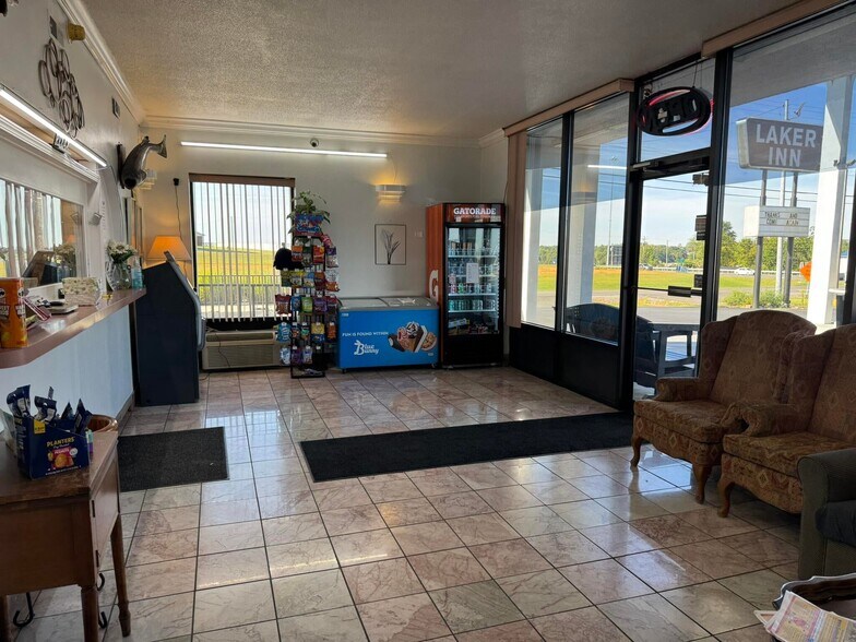 More Photos Of 990 Maple St, Russell Springs Hotel For Sale