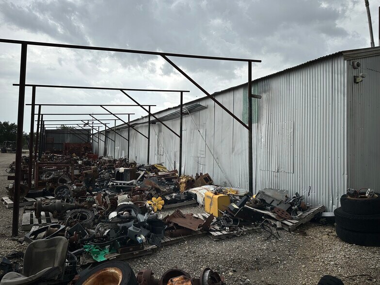 More Photos Of 1651 E Hicks Field Rd, Fort Worth Warehouse For Sale