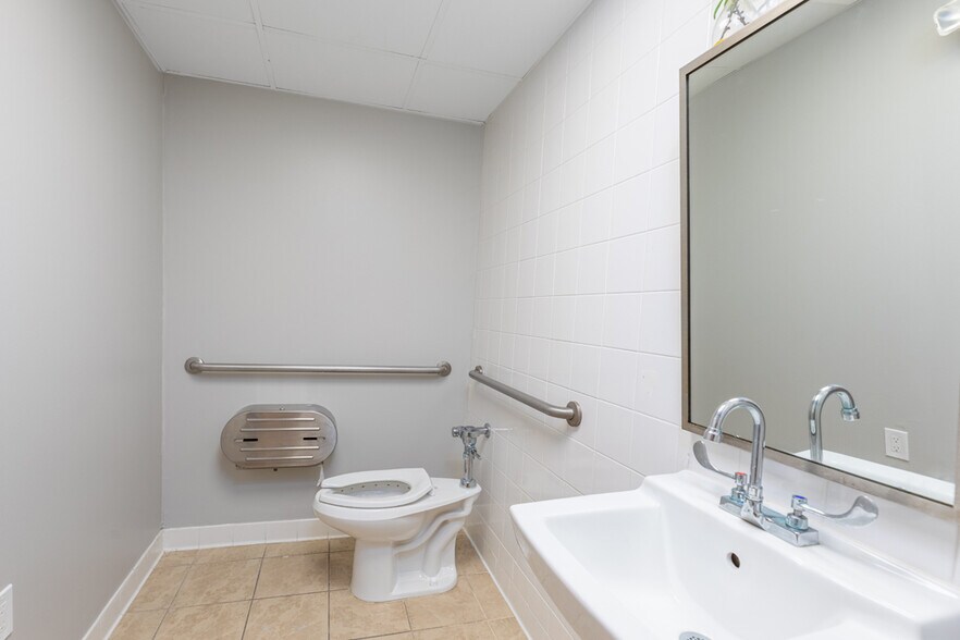 More Photos Of 411 Commerce Ln, West Berlin Medical For Sale