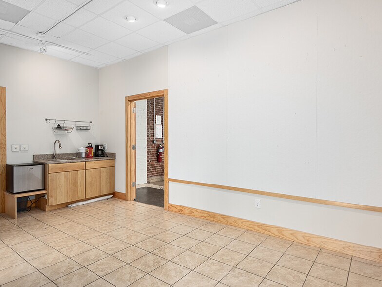 More Photos Of 701 Oriole Dr, Hendersonville Warehouse For Sale