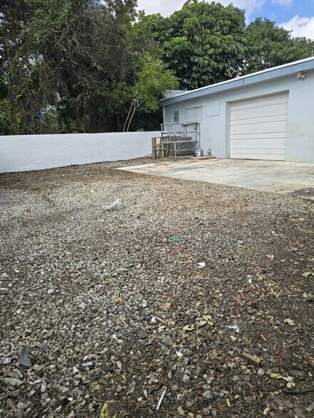 More Photos Of 220 SW 30th St, Fort Lauderdale Warehouse For Lease