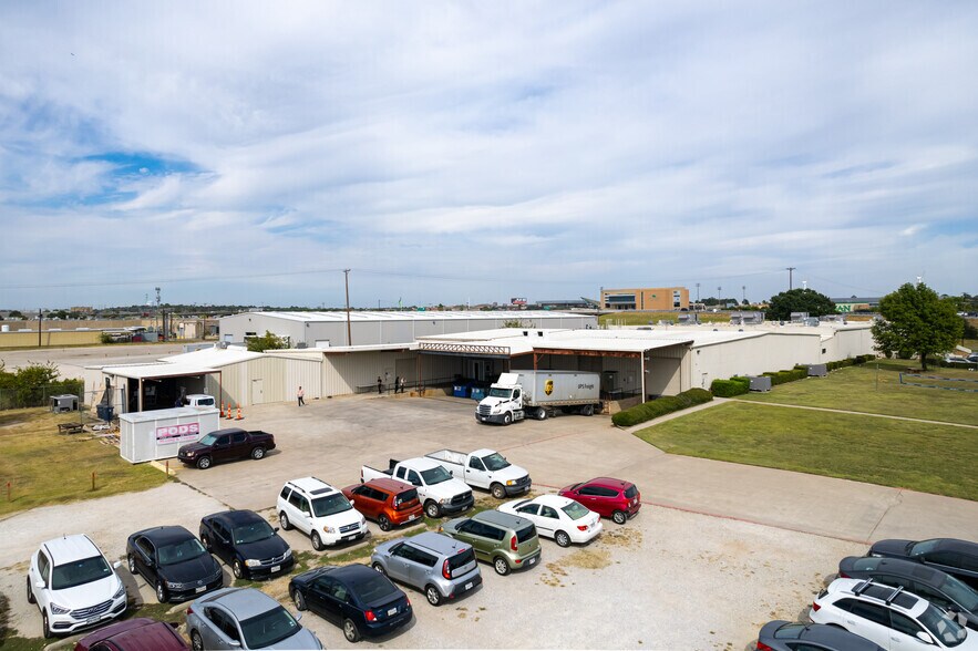 More Photos Of 1500 W Interstate 35, Denton Flex For Lease