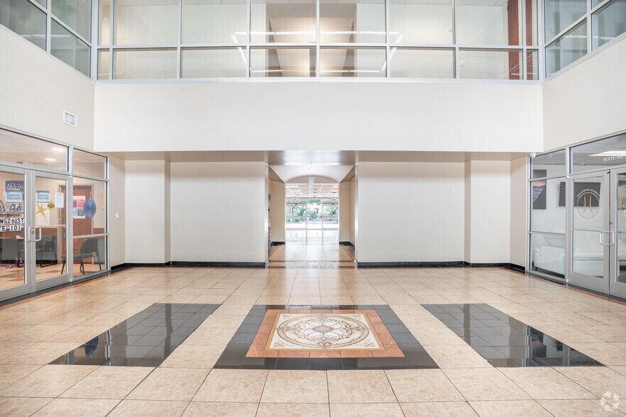 More Photos Of 1800 W 26th St, Houston Medical For Lease