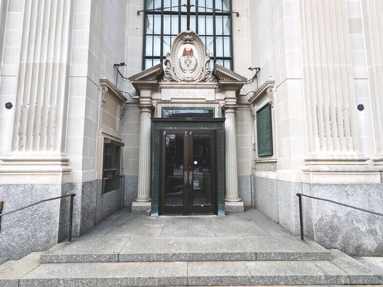 More Photos Of 1 N George St, York Bank For Lease