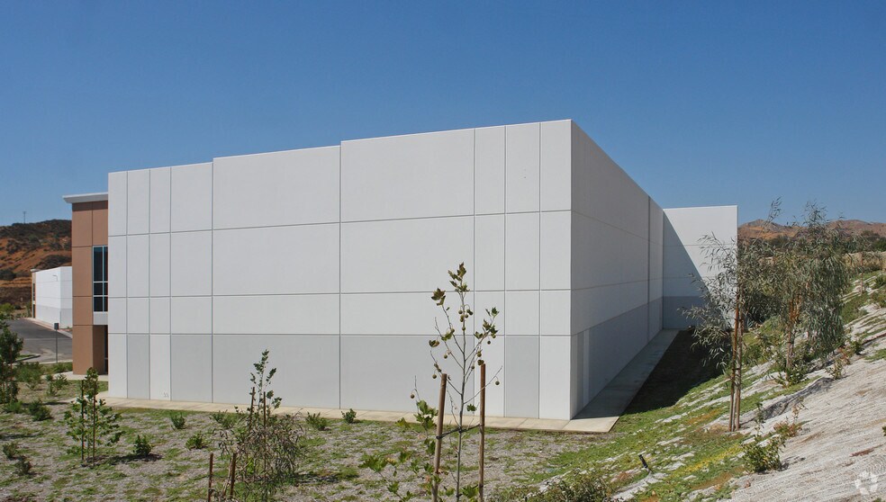 More Photos Of 28875 Industry Dr, Valencia Warehouse For Lease