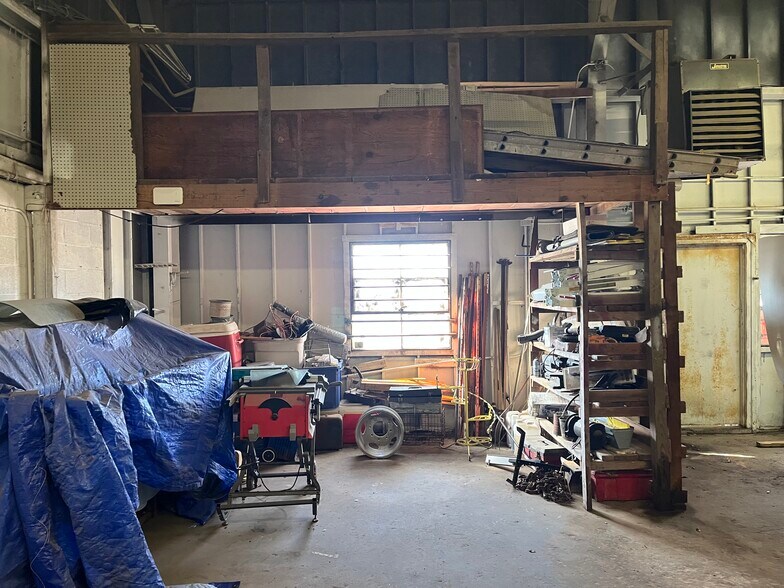 More Photos Of 1202 Cherokee St, Lindsay Auto Repair For Sale