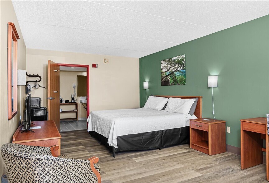 More Photos Of 182 Quillen Chapel Service Rd, Campton Hotel For Sale