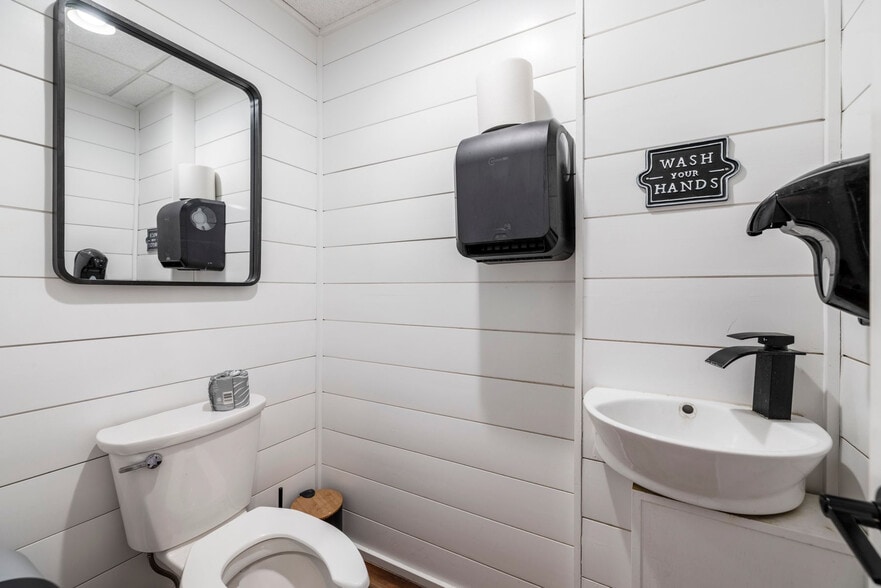 More Photos Of 7588 N Broadway, Red Hook Specialty For Sale