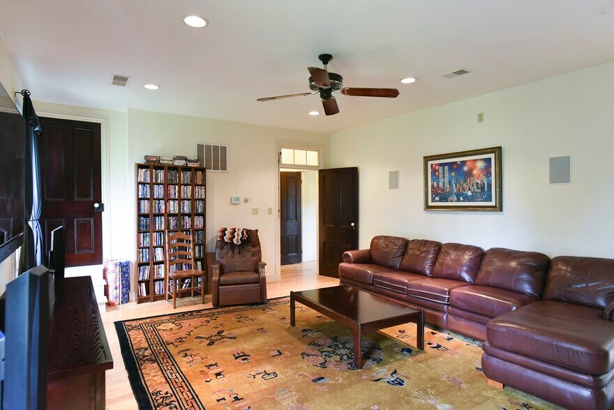 More Photos Of 827 Philadelphia Ave, Chambersburg Specialty For Sale