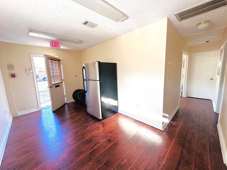 More Photos Of 722 E Wheatland Rd, Duncanville Office For Sale