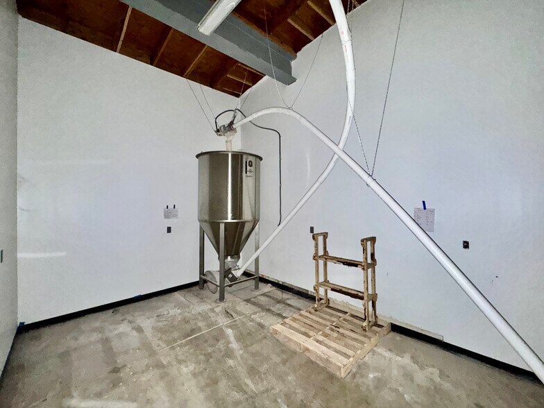 More Photos Of 6112 SE Foster Rd, Portland Freestanding For Sale