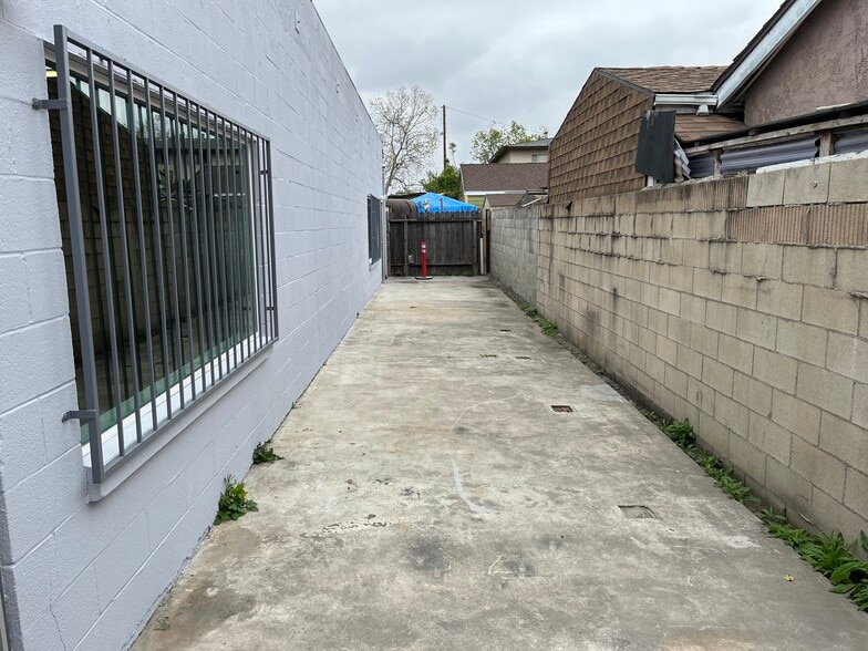 More Photos Of 1618 W 5th St, Santa Ana Showroom For Lease