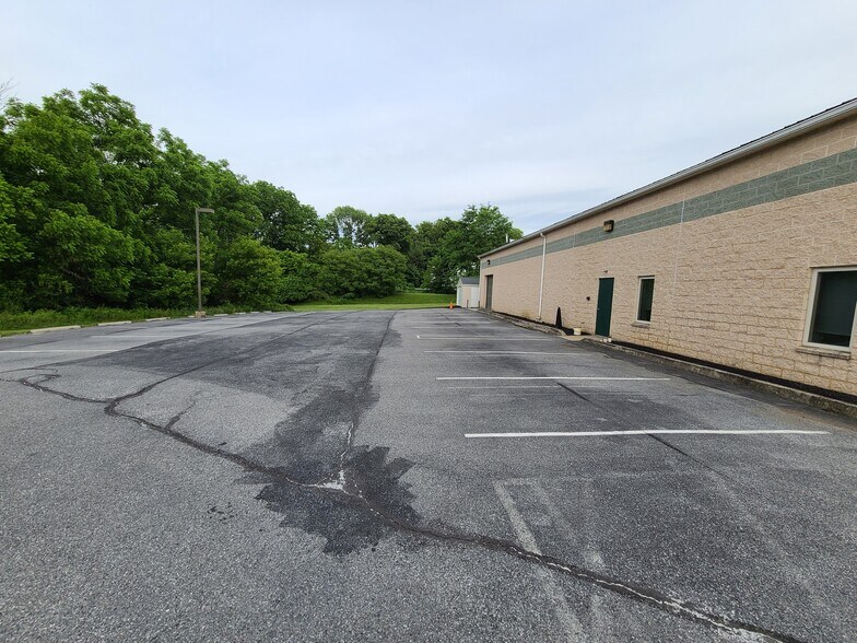 More Photos Of 3676 Crescent Ct E, Whitehall Warehouse For Lease