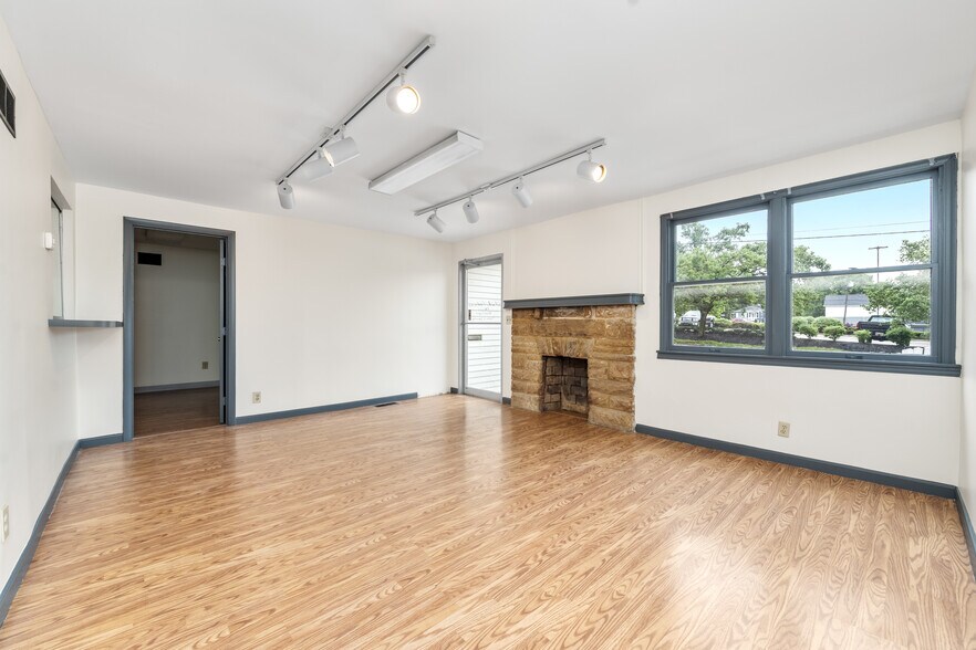 More Photos Of 10 Youell St, Florence Office For Sale